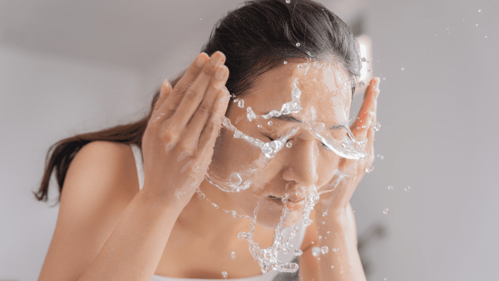 Frau wäscht Gesicht